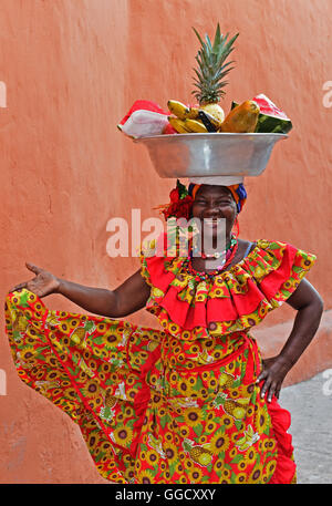 Palenquera Frau verkaufen Obst in Cartagena, Kolumbien Stockfoto