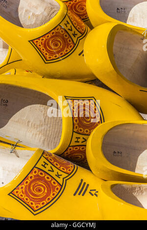 Traditionelle holländische Holzschuhe in gelb und rot Stockfoto