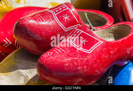 Traditionelle holländische Holzschuhe rot paar Stockfoto