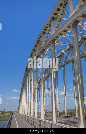 Stahlbrücke Waalbrug in Nijmegen, Niederlande Stockfoto