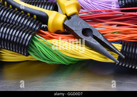 Elektrische Werkzeuge und Kabel auf Metalloberfläche mit Platz für text Stockfoto