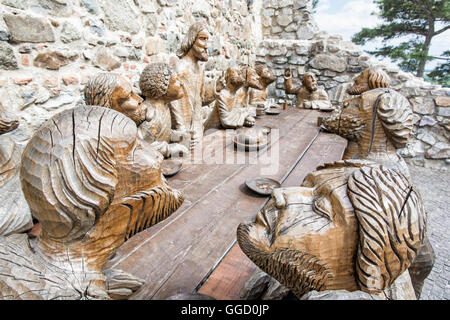 Holzskulptur des letzten Abendmahls in Burg Nitra, Slowakei. Christliches Symbol. Architektonisches Element. Religiöse Kunst. Stockfoto