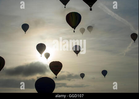 Bristol, UK. 5. August 2016. Heißluftballons nehmen in den Himmel über Bristol vor International Balloon Fiesta. Stockfoto