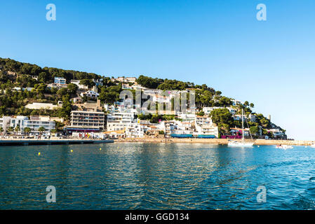 Strand und Pier, während Menschen in Estartit an der Costa Brava, Girona, Katalonien, Spanien Stockfoto