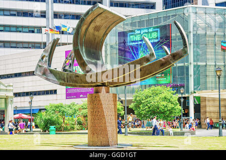 Singapur, Singapur - 1. März 2016: Versenden Sie Skulptur MRT u-Bahn-Eingang im One Raffles Place in finanziellen Zentrum von Singapur. Menschen auf der Straße. Stockfoto