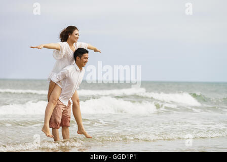 Danang, Vietnam - 20. Februar 2016: Junges Paar posiert auf der China-Beach in Danang, in Vietnam Stockfoto