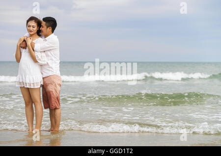 Danang, Vietnam - 20. Februar 2016: Junges Paar umarmen einander am China Beach in Danang, in Vietnam Stockfoto