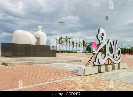 Danang, Vietnam - 20. Februar 2016: Skulpturen am China Beach in Danang in Vietnam. Es heißt auch Non Nuoc Strand. Südchinesische Meer im Hintergrund. Stockfoto