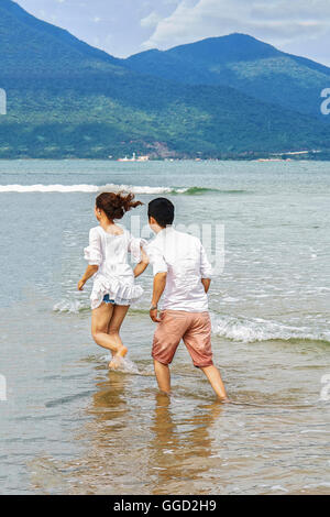 Danang, Vietnam - 20. Februar 2016: Junges Paar fließt das Wasser in der China-Beach in Danang, in Vietnam Stockfoto