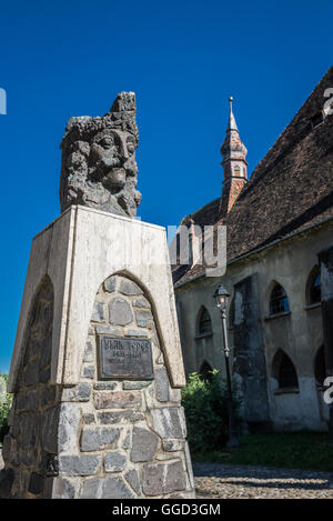Vlad Tepes (Vlad Dracula) Büste vor Kirche des Dominikanerklosters im historischen Zentrum von Sighisoara, Rumänien Stockfoto