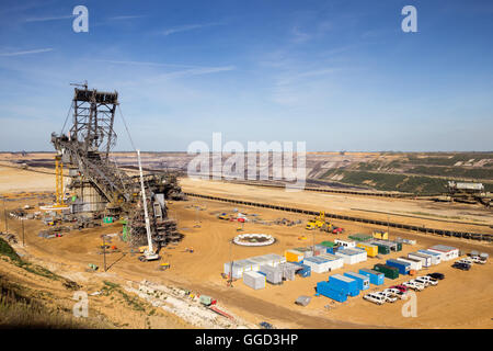 Große Schaufelradbagger wird in Garzweiler Braunkohle mine bauen. Köln, Deutschland Stockfoto