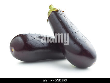 taufrische Frische Auberginen isoliert auf weißem Hintergrund Stockfoto