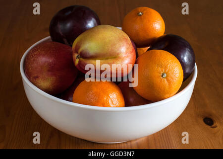 Obst in Schale am Küchentisch Stockfoto