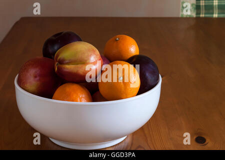 Obst in Schale am Küchentisch Stockfoto