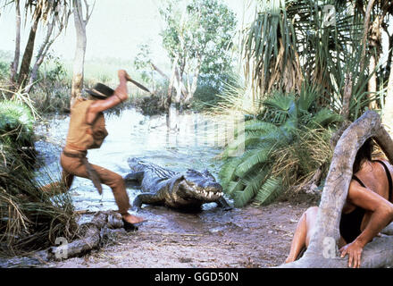 CROCODILE DUNDEE - EIN KROKODIL ZUM Favoriten / Crocodile Dundee USA 1986 / Peter Faiman Die Gelegenheit ist Günstig: Dundee (PAUL HOGAN) Rettet Die Hübsche Reporterin Vor Einem Krokodil. Regie: Peter Faiman aka. Crocodile Dundee Stockfoto