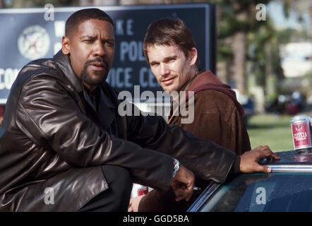 TRAINING DAY / Training Day USA 2001 / Antoine Fuqua In den Stadtzentren Amerikas Herrscht Krieg Zwischen Dern Bewohnern, Höhle Drogendealern Und Jenen, Die Einen Vor Den Anderen Schützen - der Polizei sterben. Detective Sergeant Alonzo Harris (DENZEL WASHINGTON) Hat in 13 Jahren Drogendezernat Fragwürdige Methoden Entwickelt, Bei Denen Man Legalität Und Korruption Nicht Mehr Voneinander Trennen Kann. Detective Harris Nimmt Den Idealistischen zwar Jake Hoyt (ETHAN HAWKE) Unter Seine Fittiche. In 24 Stunden Verirrt Sich Jake Immer Mehr in Dem nun Labyrinth, Das Mit Seiner GDE Alonzo Stockfoto