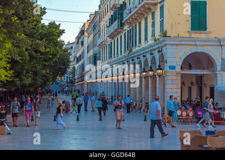 Korfu, Griechenland - 6. Juli 2011: Nachtleben von Liston, Hauptpromenade der Stadt Kerkyra Stockfoto