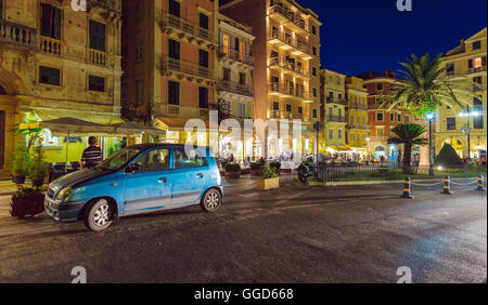 Korfu, Griechenland - 6. Juli 2011: Einheimische und Touristen zu Fuß auf den Straßen der Altstadt bei Nacht Stockfoto