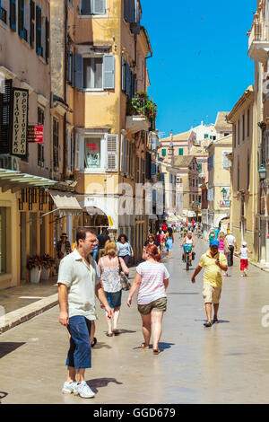 Korfu, Griechenland - 7. Juli 2011: Einheimische und Touristen zu Fuß auf den Straßen der alten Stadt Kerkyra Stockfoto