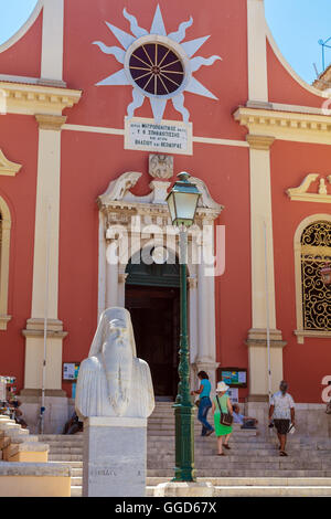 Korfu, Griechenland - 7. Juli 2011: Kathedrale von St. Spiliotiss an der Kapodistriou Street und Touristen Stockfoto