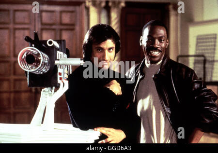 BEVERLY HILLS COP III / Beverly Hills Cop 3 USA 1994 / John Landis Bei Einer Razzia in Einer Autowerkstatt Wird Axel Foleys Chef Getötet Und die Gangster Können Entkommen. Eine Spur Führt Foley Nach Beverly Hills in Einen Vergnügungspark... Foto: BRONSON PINCHOT, EDDIE MURPHY Regie: John Landis aka. Beverly Hills Cop 3 Stockfoto