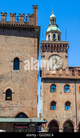 Uhr Turm des Palazzo Accursio in Bologna. Emilia-Romagna. Italien. Stockfoto