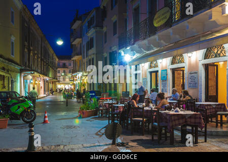 Korfu, Griechenland - 12. Juli 2011: Einheimische und Touristen zu Fuß auf den Straßen der Altstadt bei Nacht Stockfoto