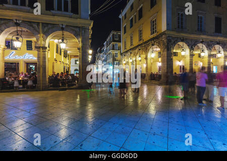 Korfu, Griechenland - 12. Juli 2011: Nachtleben von Liston, Hauptpromenade der Stadt Kerkyra Stockfoto