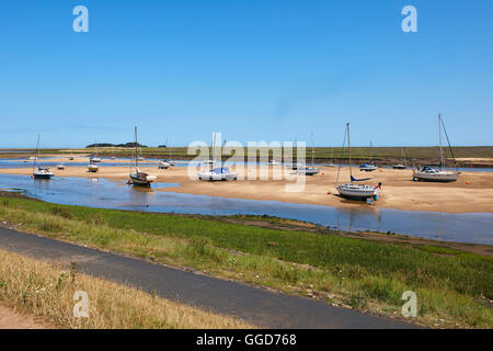 Wells Next To Sea, Norfolk Küste mit Boote Meer und sand Stockfoto