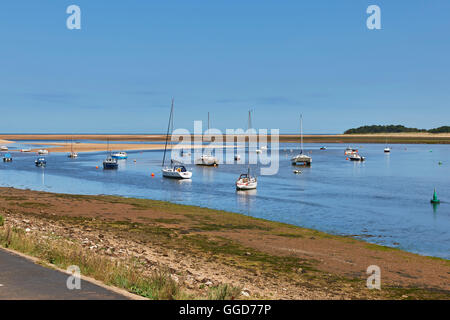 Wells Next To Sea, Norfolk Küste mit Boote Meer und sand Stockfoto