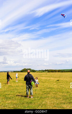 Kaseberga, Schweden - 1. August 2016: Echte Menschen im Alltag. Man Drachen in einem Feld mit Wolken im Hintergrund Stockfoto