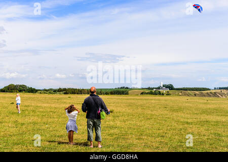 Kaseberga, Schweden - 1. August 2016: Echte Menschen im Alltag. Mann, die Drachen in einem Feld mit feinen Himmel im Hintergrund. GI Stockfoto