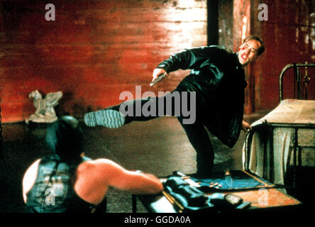 8 MM - ACHT MILLIMETER / 8 mm - acht Millimeter USA 1998 / Joel Schumacher Ein Acht-Millimeter-Film weitergeleitet die Grausame Ermordung Eines Jungen Kompositionswettbewerb. Privatdetektiv Welles (NICOLAS CAGE) Soll Herausfinden, Ob Die Szene Echt Oder Gestellt ist. Er Prosakunstwerk Ein in Höhle Untergrund der Pornoindustrie von Los Angeles Und NewYork. Regie: Joel Schuhmacher aka. 8 mm - acht Millimeter Stockfoto