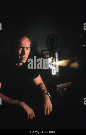 8 MM - ACHT MILLIMETER / 8 mm - acht Millimeter USA 1998 / Joel Schumacher Ein Acht-Millimeter-Film weitergeleitet die Grausame Ermordung Eines Jungen Kompositionswettbewerb. Privatdetektiv Welles (NICOLAS CAGE) Soll Herausfinden, Ob Die Szene Echt Oder Gestellt ist. Er Prosakunstwerk Ein in Höhle Untergrund der Pornoindustrie von Los Angeles Und NewYork. Regie: Joel Schuhmacher aka. 8 mm - acht Millimeter Stockfoto