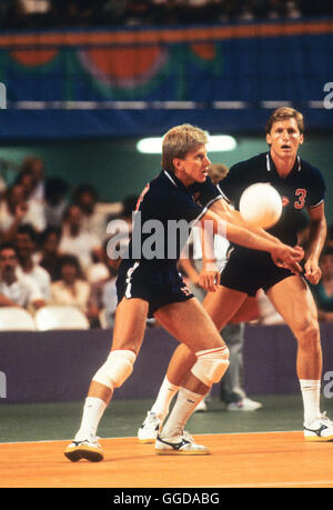 USA Aldis Berzins, Steve Lachse (#3) in Aktion während Matches in der Long Beach Arena, 1984 Olympischen Volleyball Herrenmannschaft Stockfoto