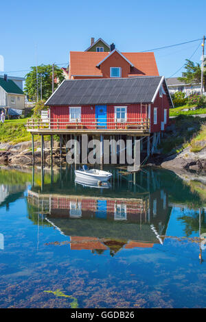 Bunt bemalte Holzhäuser im Dorf von Henningsvær auf Lofoten in Norwegen Stockfoto