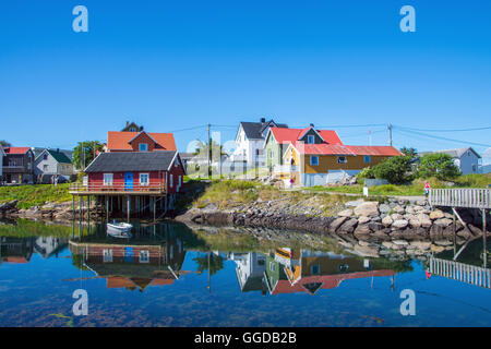 Bunt bemalte Holzhäuser im Dorf von Henningsvær auf Lofoten in Norwegen Stockfoto