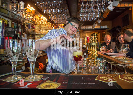 Barkeeper Gießen belgisches Bier im Glas im Café ' t Brugs Beertje in Brügge / Brugge, West-Flandern, Belgien Stockfoto