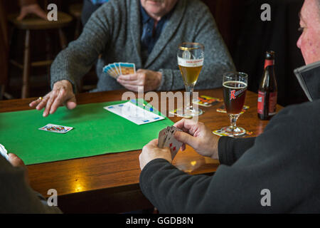 Ältere Karten Spieler Spielkarten auf Tisch im pub Stockfoto