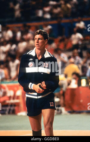 USA #13 Pat Powers, 1984 Olympischen Volleyball-Herrenmannschaft Stockfoto