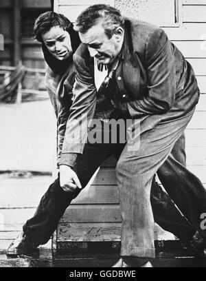 STERBEN FAUST IM NACKEN / an der Uferpromenade USA 1954 / Elia Kazan Szene Mit MARLON BRANDO (Terry Malloy), Cobb (Johnny Friendly)-Regie: Elia Kazan aka. Direkt am Wasser Stockfoto