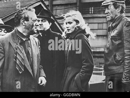 DIE FAUST IM NACKEN / an der Uferpromenade USA 1954 / Elia Kazan Ein Junger Hafenarbeiter Wird in die Bandenkämpfe des New Yorker Hafenviertels Verwickelt. Mit Hilfe Eines Paters Und Seiner Freundin Kann er Sich aus Dem Gewalttätigen Milieu Befreien. Szene Mit Cobb (Johnny Friendly), KARL MALDEN (Pater Barry), EVA MARIA SAINT (Edie Doyle)-Regie: Elia Kazan aka. Direkt am Wasser Stockfoto