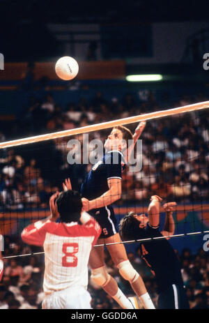 USA #6 Steve Timmons in Aktion während match bei Long Beach Arena, 1984 Olympischen Volleyball Herrenmannschaft Stockfoto