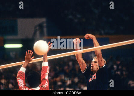 USA #15 Karch Kiraly in Aktion während Matches in der Long Beach Arena, 1984 Olympischen Volleyball Herrenmannschaft Stockfoto