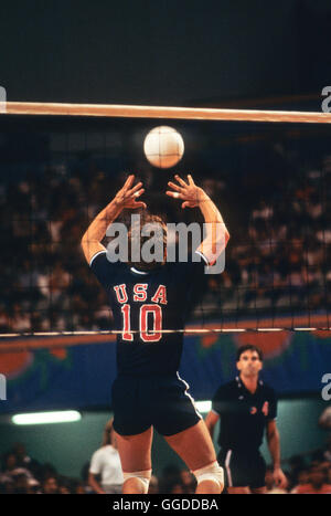 USA #10 Chris Marlowe in Aktion während Matches in der Long Beach Arena, 1984 Olympischen Volleyball Herrenmannschaft Stockfoto