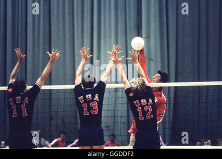 USA Männer 1984 Olympischen Volleyball-Team in Aktion auf der Long Beach Arena Stockfoto