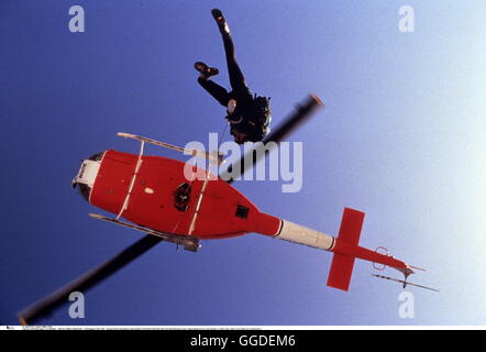 CLIFFHANGER - NUR DIE STARKEN ÜBERLEBEN / Cliffhanger USA 1993 / Renny Harlin Bergführer Gabe Walker (SYLVESTER STALLONE) Hilft den Überlebenden Eines Flugzeugabsturzes in Den Bergen. Er Ahnt Nicht, Daß es Sich Dabei um Luftpiraten Handelt, Die Auf der Suche Nach Dachmarke Verlorenengegangenen Geld Sind. Regie: Renny Harlin aka. Cliffhanger Stockfoto