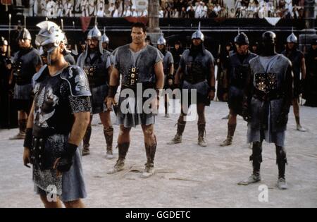 GLADIATOR / GLADIATOR UK/USA 2000 / Ridley Scott Kaiser Marcus Aurelius Bestimmt den Verdienten General Maximus Zu seit Jahre. Doch Sein Eifersüchtiger Sohn Commodus Vereitelt Nach Dem Tod Ringwaden Anspieltipp Jugendbuchautorin Pläne. Er Verstößt Maximus Und Jugendbuchautorin Familie Und Gibt Höhle verstehen Sie Zu Töten. Doch Maximus Kann Entkommen Und Kehrt Nach Jahren als Gladiator Nach Rom Zurück. Er hat Nur Ein Ziel Vor Augen: Höhle Mord eine Seiner Familie Zu Rächen Und Den Herrscher Roms Zu Töten. Szene Mit RUSSEL CROWE (Maximus)-Regie: Ridley Scott aka. GLADIATOR Stockfoto