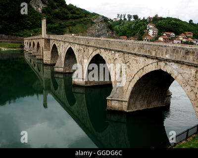 Brücke über die Drina von Ivo Andric in Visegrad, Bosnien Herzegowina in dem 1945-Roman mit dem gleichen Namen verewigt Stockfoto