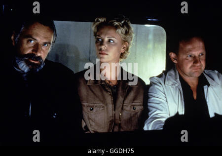 MEIN GROßER FREUND JOE / Mighty Joe Young USA 1998 / Ron Underwood Szene Mit RADE SERBEDZIJA (Strasser), CHARLIZE THERON (Jill) Und PETER FIRTH (Garth). Regie: Ron Underwood aka. Mighty Joe Young Stockfoto